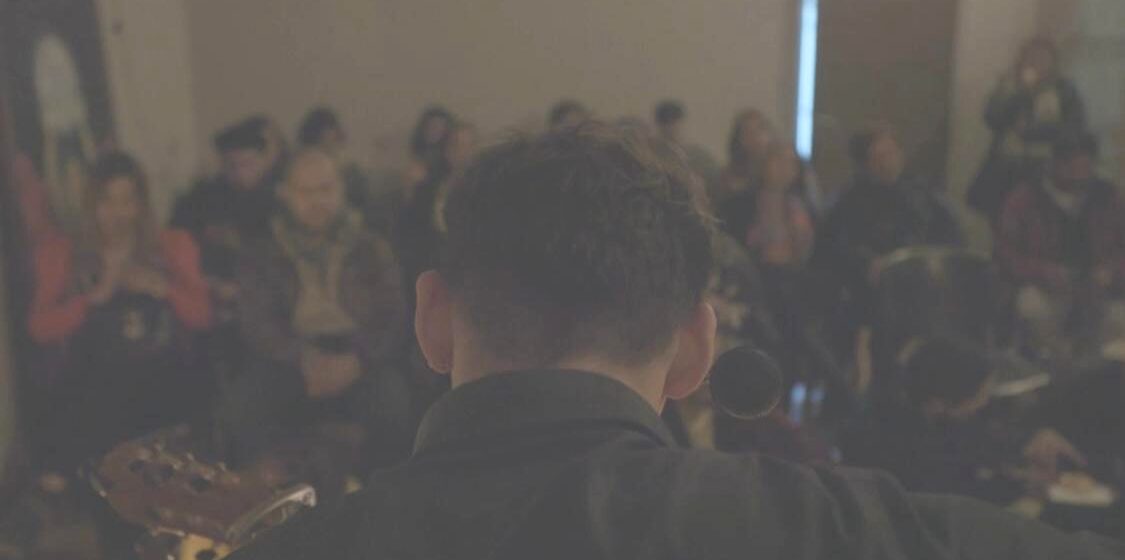 Mohamed Schiller componiendo música frente al público